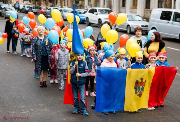 FOTO // În numele UNITĂȚII, Primăria Orhei a instalat câte un drapel pentru fiecare municipiu și raion din republică de Ziua Drapelului de Stat