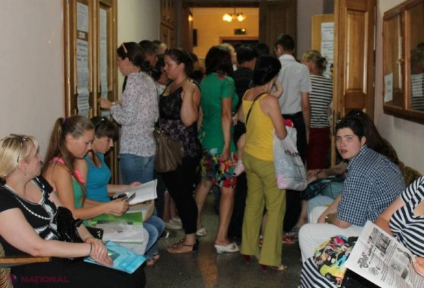 FOTO Prima zi de ADMITERE la facultate - cu note de 5 și contracte usturătoare