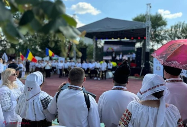FOTO // Parada INEDITĂ la Bălți. Sute de persoane au promovat portul popular ROMÂNESC pe străzile din capitala de nord a R. Moldova
