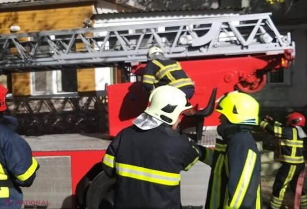 FOTO // Incendiu DEVASTATOR în sectorul Buiucani din Chișinău: Mansarda unui bloc de locuit a fost făcută SCRUM, iar numeroase familii au rămas fără locuințe