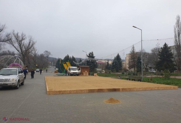 FOTO // În premieră, după modelul Orheiului, la Taraclia se va deschide Târgul de Crăciun. Pregătirile sunt pe ultima SUTĂ DE METRI. Vizitatorii vor putea bucura de un tobogan, mai multe caruseluri și un PATINOAR