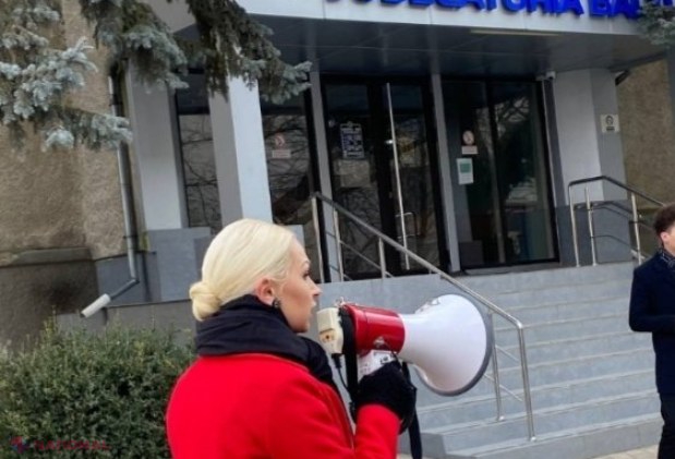 FOTO // Proteste contra „justiției vândute”! Partidul „ȘOR” cere DEMISIA magistraților care au scos-o pe Marina Tauber din alegeri