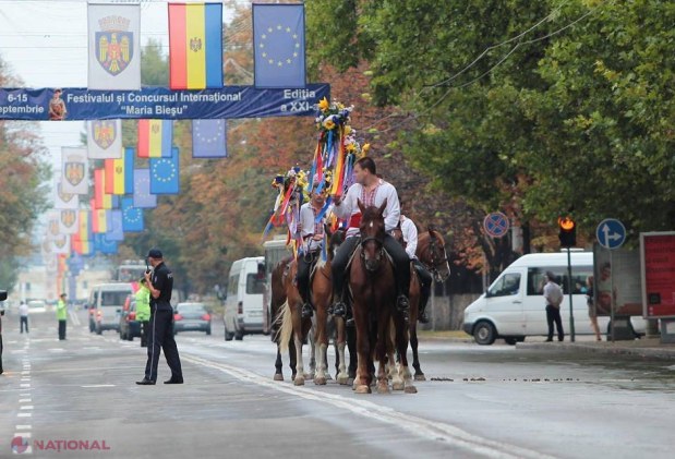 REPORTAJ FOTO // Bunica a bătut toba de Ziua Independenței R. Moldova
