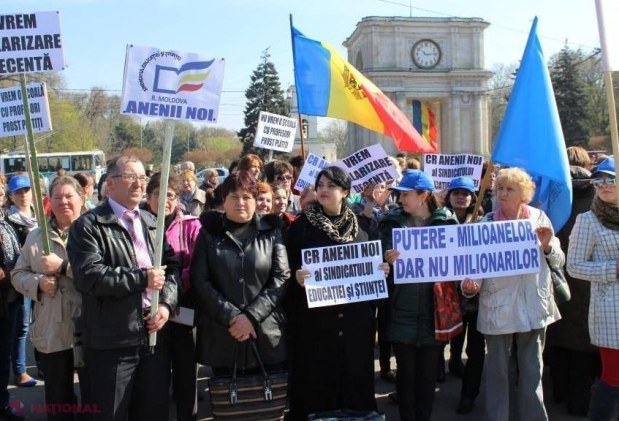 DOC // Ce salarii vor avea, începând cu 1 septembrie, toți profesorii din R. Moldova: Majorare NESEMNIFICATIVĂ