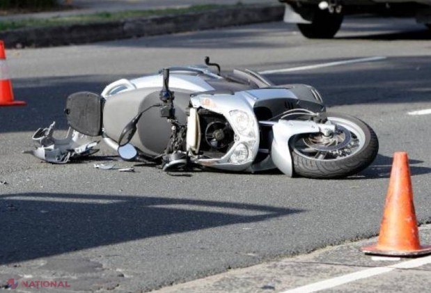 MOPED implicat într-un accident în centrul capitalei. Doi minori, în stare GRAVĂ la spital