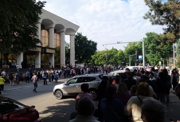 FOTO // AGLOMERAȚIE la Palatul Republicii, acolo unde are loc cel de-al doilea MARATON al vaccinării anti-COVID-19. Oamenii au prins rând de la ora 6.00 dimineața