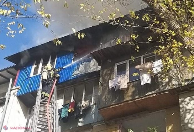 FOTO // Incendiu DEVASTATOR în sectorul Buiucani din Chișinău: Mansarda unui bloc de locuit a fost făcută SCRUM, iar numeroase familii au rămas fără locuințe
