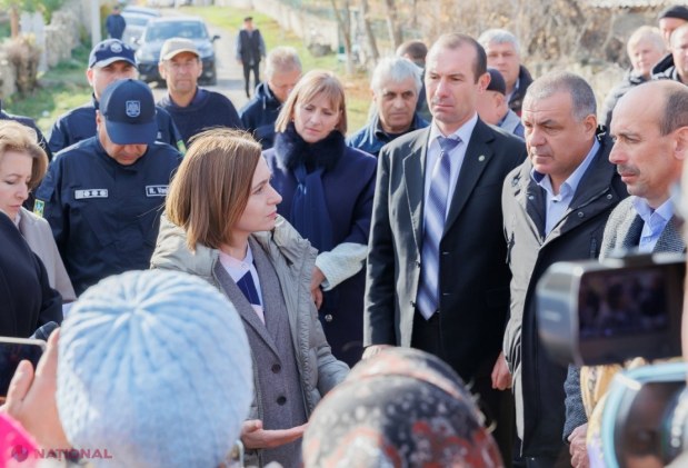 FOTO // Maia Sandu, alături de locuitorii din Naslavcea: „Oamenii au fost nevoiți să treacă prin clipe GROAZNICE”. Resturile RACHETEI rusești au provocat stricăciuni de circa 70 000 de lei localnicilor
