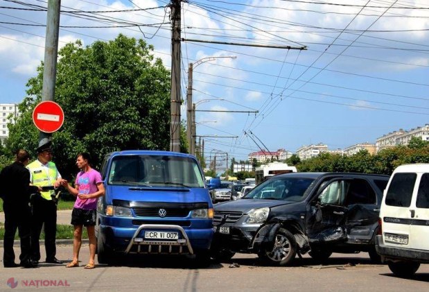 VIDEO // Accident rutier în capitală. TREI persoane au fost internate în spital