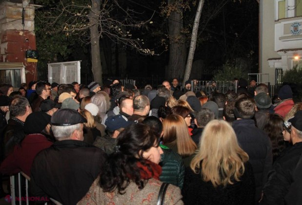 FOTO // Vezi câți OAMENI stăteau la secțiile de vot din Chișinău după ora 21.00