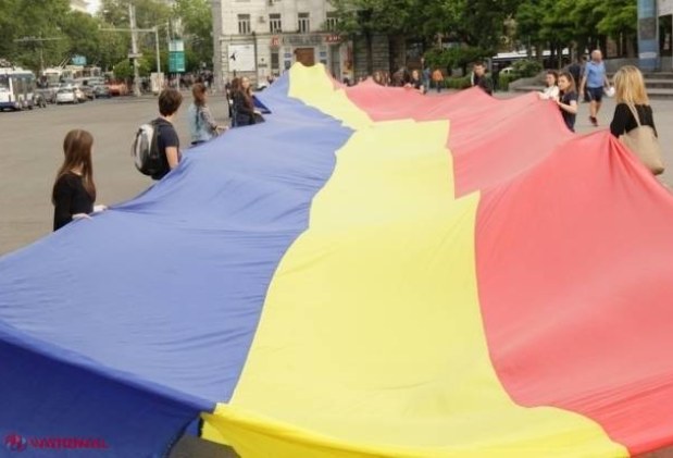 VIDEO // Un TRICOLOR URIAȘ în centrul Chișinăului, cu ocazia celor 99 de ani de la Unirea Basarabiei cu România 
