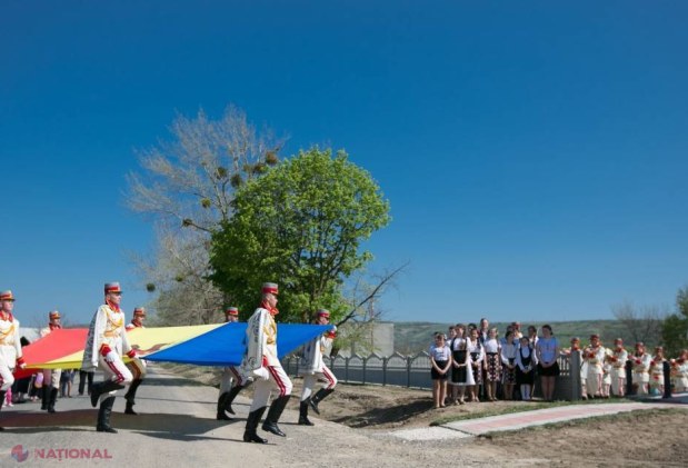 REPORTAJ FOTO // Drapel uriaş pe cel mai înalt deal din R. Moldova