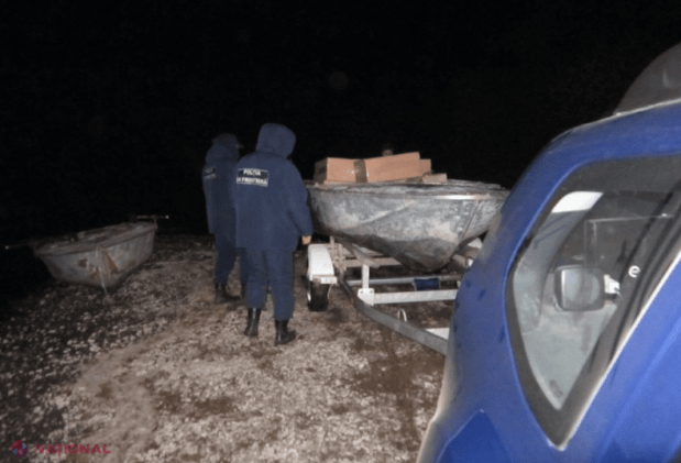 CONTRABANDĂ: Țigări transportate clandestin cu barca pe malul stâng al Nistrului
