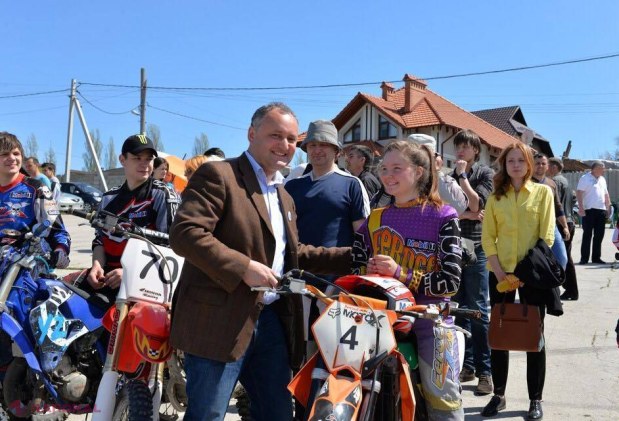 POZA ZILEI // Dodon, Iuri Gagarin şi steagul negru-oranj