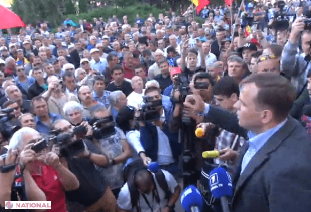 VIDEO // PROTESTELE din centrul capitalei: O primă tentativă de a intra cu FORȚA în Parlament a eșuat