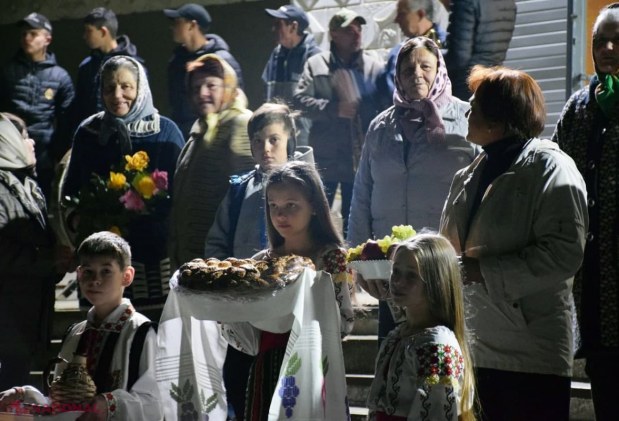 FOTO // Încă o comună din raionul Orhei a fost iluminată de către echipa Partidului „ȘOR”. „Timp de 30 de ani nu am avut lumină străzi”