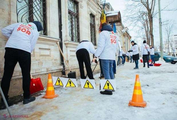 FOTO // Reprezentanții Partidului „Șor” au făcut ordine și curățat zăpada în ograda Maiei Sandu