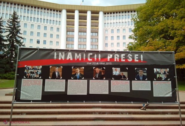 FOTO // „Inamicii presei”, pe un panou al RUȘINII în fața Parlamentului