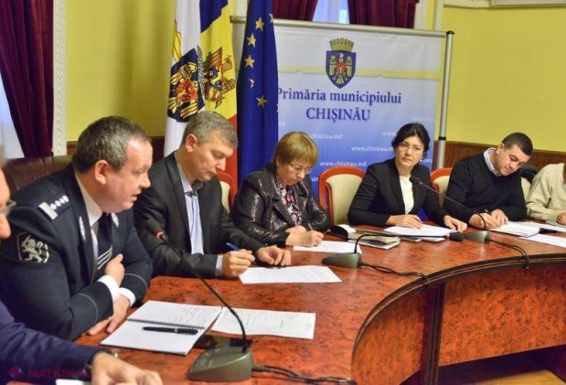 Cel puțin OPT străzi din Chișinău, ÎNCHISE din cauza ninsorii