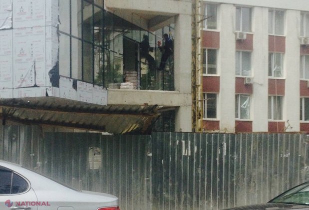 FOTO // Cum se ÎNCALCĂ LEGEA în fața Curții de Apel Chișinău