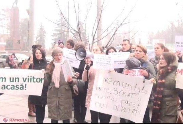 Mămicile cu burtici și cele cu bebeluși au ieșit la PROTEST