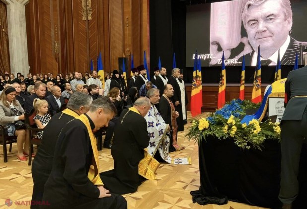 GALERIE FOTO // Primul PREȘEDINTE al R. Moldova, petrecut pe ultimul drum. Sute de oameni, inclusiv actualul șef al statului Maia Sandu și foștii președinți Lucinschi, Voronin și Timofti, i-au adus un ultim omagiu lui Mircea Snegur