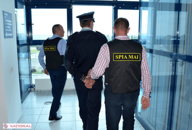 VIDEO // Polițist de frontieră, PRINS cu DROGURI pe Aeroportul Internațional Chișinău