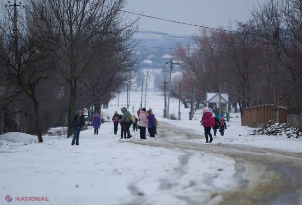 Școli din șapte raioane, închise din cauza viscolului 