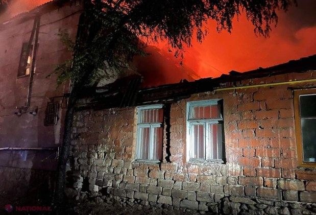 FOTO, VIDEO // INCENDIU de proporții, pe ploaie, în Chișinău: Toţi pompierii din capitală, mobilizaţi la stingerea flăcărilor unei clădiri