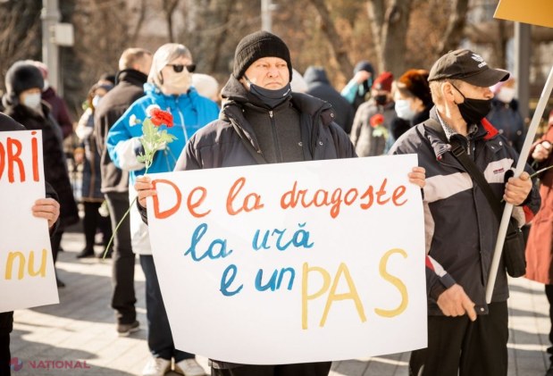 FOTO // „Bani de flori aveți, dar de pensii nu!”. Simpatizanții Partidului „ȘOR” i-a adus flori Maiei Sandu, inclusiv cactuși, pentru „ca să nu cheltuie banii poporului”