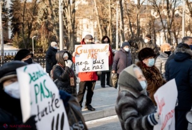 FOTO // Flashmob cu FACTURI la Președinție. Partidul „ȘOR” critică scumpirile fără precedent a gazelor: „Facturile pe care le primim ne îngrozesc. Nu doar pensionarii întâmpină mari dificultăți pentru a le achita