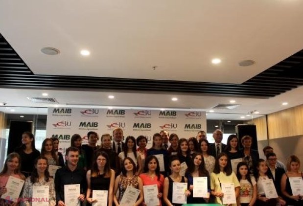 Zeci de studenți din familii sărace vor primi câte o bursă unică de 7 000 de lei