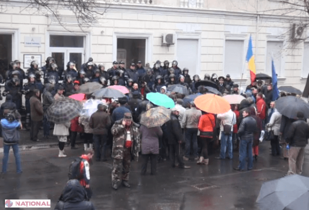 VIDEO // Protest la ANRE. Oamenii sunt REVOLTAȚI de majorarea tarifelor la energia electrică