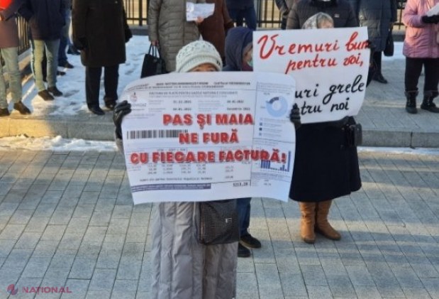 FOTO // Flashmob cu FACTURI la Președinție. Partidul „ȘOR” critică scumpirile fără precedent a gazelor: „Facturile pe care le primim ne îngrozesc. Nu doar pensionarii întâmpină mari dificultăți pentru a le achita