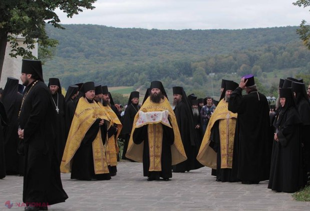 FOTO // Căpriana fierbe! Sute de preoţi şi enoriaşi îl aşteaptă pe Patriarhul Kiril