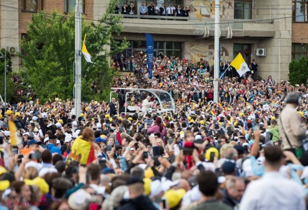 FOTO // Papa Francisc i-a cucerit definitiv pe moldoveni: A recitat din Eminescu şi a salutat mulţimea în limba română. Printre pelerini a fost şi premierul Pavel Filip