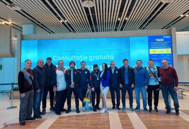 FOTO // Luptătorul Victor Ciobanu, întâlnit ca un adevărat erou la Aeroportul Internațional Chișinău. Atletul este al nouălea sportiv din R. Moldova calificat la Jocurile Olimpice Paris 2024