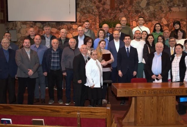 FOTO // Diaspora din SUA beneficiază de serviciile a două CONSULATE noi - cel din Chicago și Sacramento. Moldovenii din Chicago au încins o HORĂ în fața consulatului 