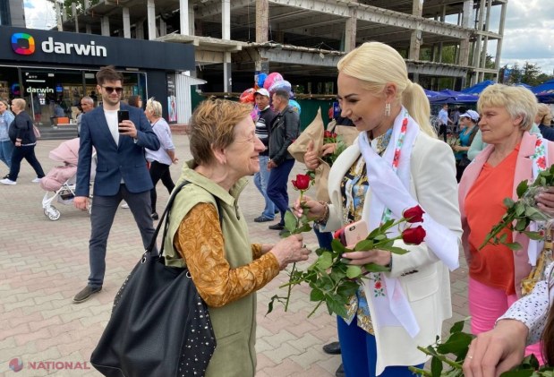 Echipa Partidului „ȘOR”, în frunte cu Marina Tauber, le-au împărțit bălțenilor flori, în semn de recunoștință și respect