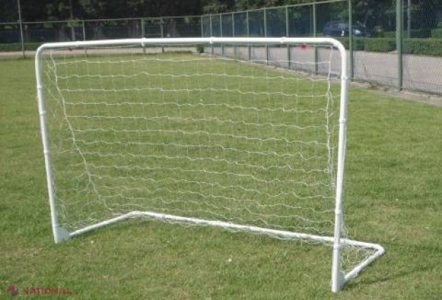 Juca fotbal, iar o poartă de metal a căzut peste el