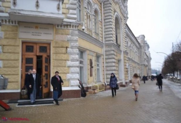 Angajații Primăriei Chișinău și ai subdiviziunilor acesteia se plâng că toată activitatea este PARALIZATĂ și au de suferit locuitorii capitalei