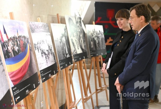 FOTO // Expoziție inedită la Parlament. Imagini-document din 1990, expuse pentru a marca 35 de ani de la Podul de Flori