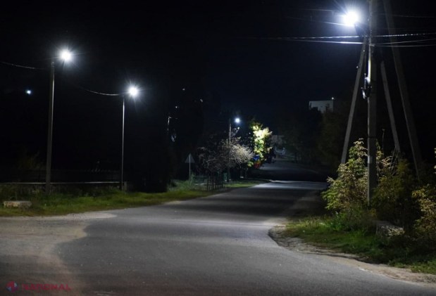 FOTO // Încă o comună din raionul Orhei a fost iluminată de către echipa Partidului „ȘOR”. „Timp de 30 de ani nu am avut lumină străzi”