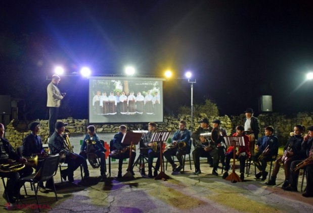 FOTO // Echipa lui Ilan Șor a adus lumină pe străzile altor două localități din raionul Orhei: „Este mai mult decât un moment de sărbătoare pentru noi, este un eveniment important”