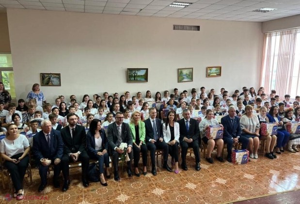 FOTO // Președinta SENATULUI României, în vizită la Gimnaziul „Alexandrina Rusu” din Dănceni, raionul Ialoveni. Elevii au primit de la Alina Gorghiu și Adrian Dupu „Cutia Școlarului” cu toate cele necesare începerii anului școlar
