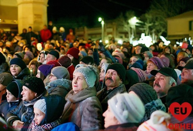FOTO // Bradul din Orhei are 27 de metri și a „îmbrăcat haine naţionale”. Mii de localnici au venit la inaugurarea Pomului de Crăciun