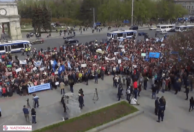 VIDEO // Sute de profesori PROTESTEZĂ în fața Guvernului. Aceștia cer MAJORAREA salariilor