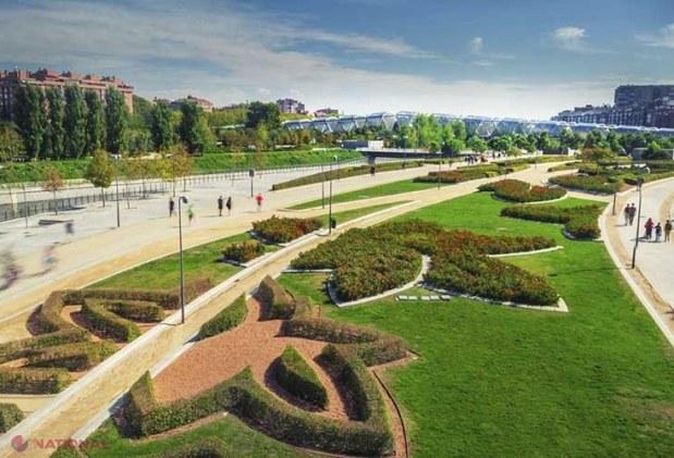FOTO // Soluție pentru Chișinău? O capitală europeană a transformat 24 de autostrăzi urbane în parcuri riverane, cu plaje urbane și 30 km de piste pentru biciclete