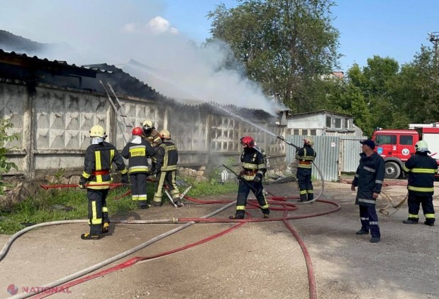 VIDEO, FOTO // Incendiu de proporții la un DEPOZIT din capitală. Patru autospeciale au intervenit pentru a nu admite răspândirea flăcărilor spre un transformator electric