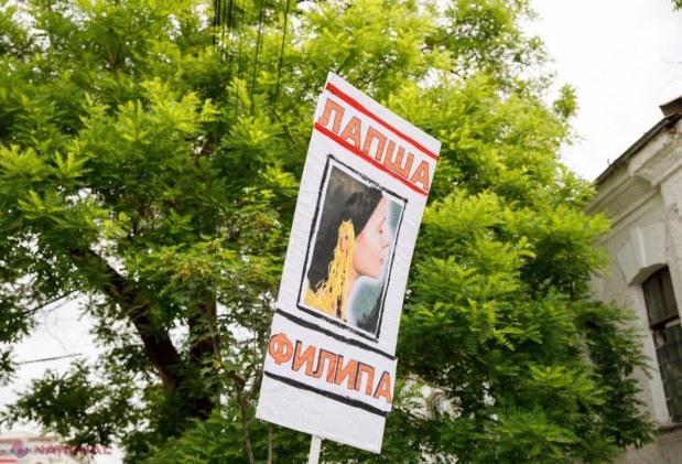 VIDEO // Protest al Partidului „ȘOR”: Cetățenii din toată țara apără magazinele sociale „Merișor”, pe care Filip și guvernarea vor să le închidă abuziv”